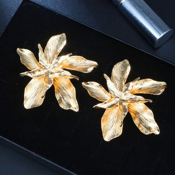 GIOVANNA CHANTAL Exaggeration Flower Drop Earrings - Picture 7 of 10